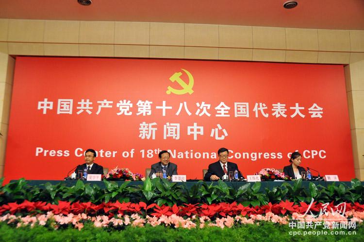 “中國共產(chǎn)黨的理論創(chuàng)新”集體採訪現(xiàn)場。（人民網(wǎng) 張啟川 攝）