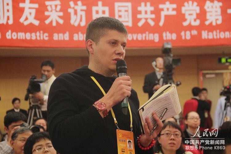 俄羅斯消息報記者提問（人民網(wǎng)記者 毛雷 攝）