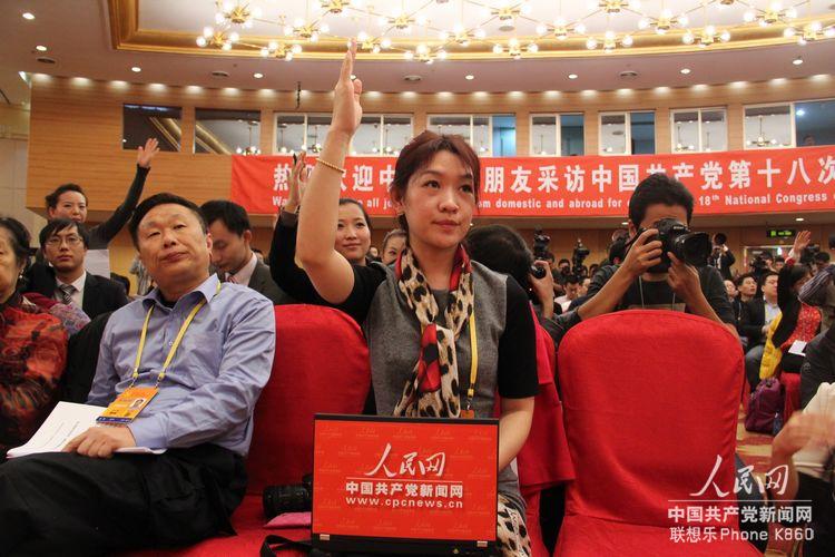 現(xiàn)場記者踴躍提問（人民網(wǎng)記者 毛雷 攝）