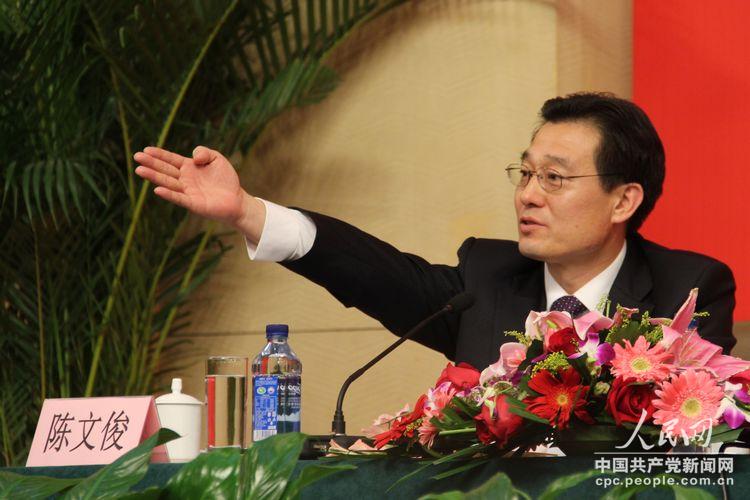 集體採訪會主持人陳文俊主持人邀請記者提問（人民網(wǎng)記者 毛雷 攝）
