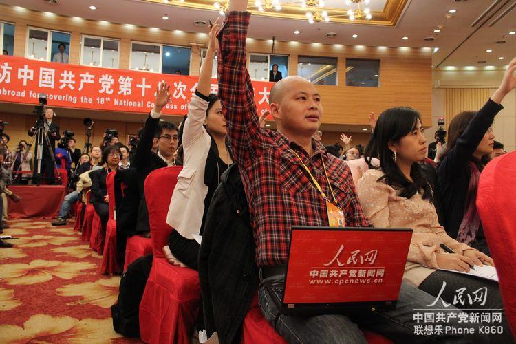 現(xiàn)場(chǎng)記者踴躍提問（人民網(wǎng)記者 毛雷 攝）
