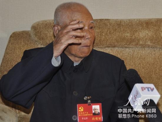 圖為十八大代表李文祥、退伍老兵。人民網(wǎng)記者 趙蓉?cái)z