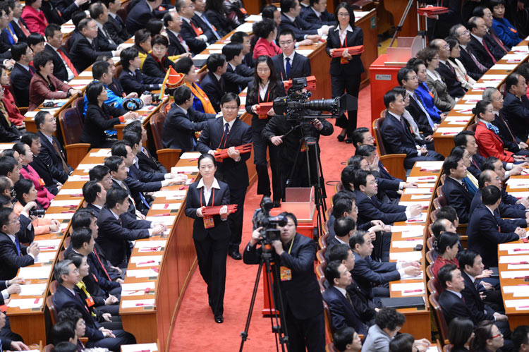   11月14日，中國共產(chǎn)黨第十八次全國代表大會閉幕會在北京人民大會堂舉行。這是工作人員在發(fā)選票。 新華社記者劉建生攝