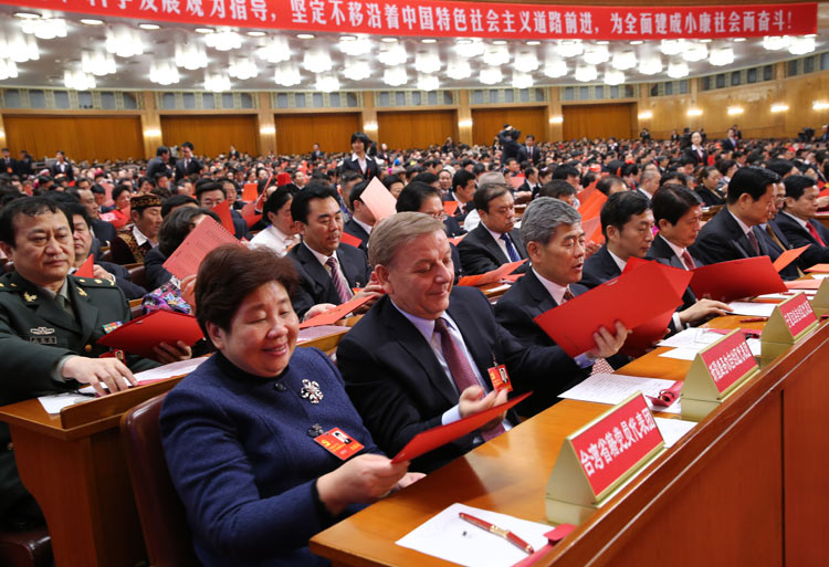 11月14日，中國共產黨第十八次全國代表大會閉幕會在北京人民大會堂舉行。這是代表準備投票。新華社記者劉衛(wèi)兵攝