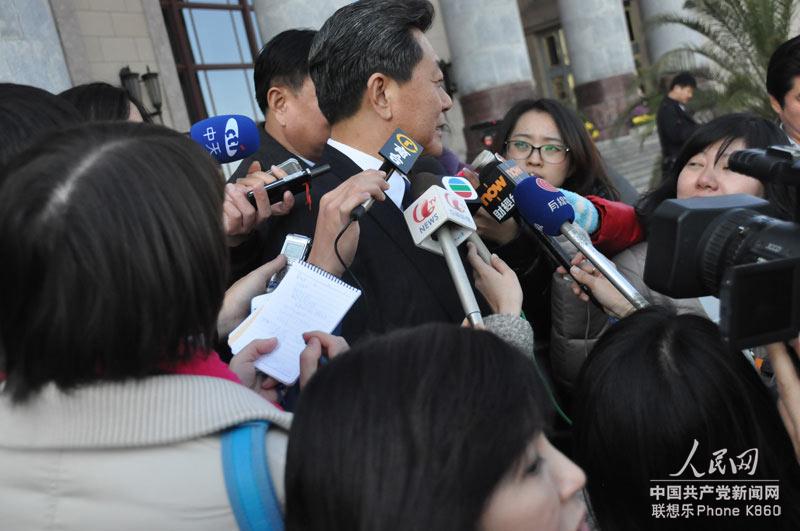 十八大閉幕會后代表再次被記者們“圍堵”採訪。人民網(wǎng)記者 耿寬謀攝