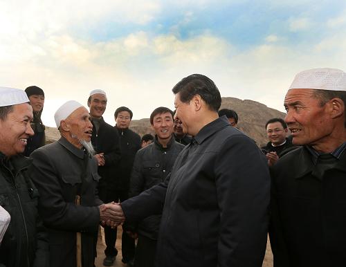 2013年2月3日，中共中央總書記、中共中央軍委主席習(xí)近平沿著陡峭山路來到山大溝深的臨夏回族自治州東鄉(xiāng)族自治縣布楞溝村看望東鄉(xiāng)族群眾。圖為習(xí)近平和村民們熱情握手。