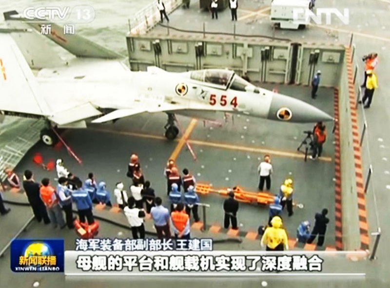 殲15乘升降機(jī)從機(jī)庫(kù)升至甲板 進(jìn)行短距起飛訓(xùn)練(圖片來(lái)源:央視截圖)