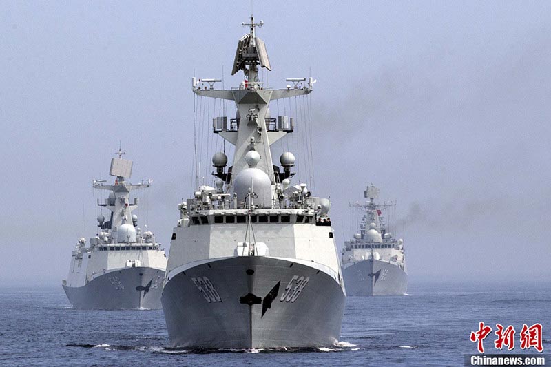 7月10日,俄羅斯彼得大帝灣海空域,中俄“海上聯(lián)合——2013”軍事演習上演“重頭戲”——聯(lián)合搜救、海上實際使用武器、海上閱兵和兵力撤收。圖為海上閱兵。中新社發(fā) 盛佳鵬 攝