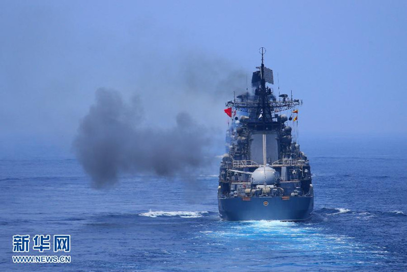 7月10日,在“海上聯(lián)合—2013”中俄海上聯(lián)演中,中國海軍艦艇編隊進入實際使用武器演習(xí)海域。當(dāng)日,參加中俄“海上聯(lián)合—2013”實兵演習(xí)任務(wù)的艦艇編隊,在俄羅斯彼得大帝灣成功進行了對海、對空和對潛實兵實彈射擊演練。隨后,參加實兵演習(xí)任務(wù)的戰(zhàn)艦組成單縱隊駛?cè)腩A(yù)定海域,來自中俄雙方的13艘艦艇和3架飛機接受了閱兵艦——俄海軍太平洋艦隊旗艦“瓦良格”號導(dǎo)彈巡洋艦的檢閱,至此,中俄“海上聯(lián)合—2013”演練實兵演習(xí)任務(wù)正式結(jié)束。新華社記者 查春明攝