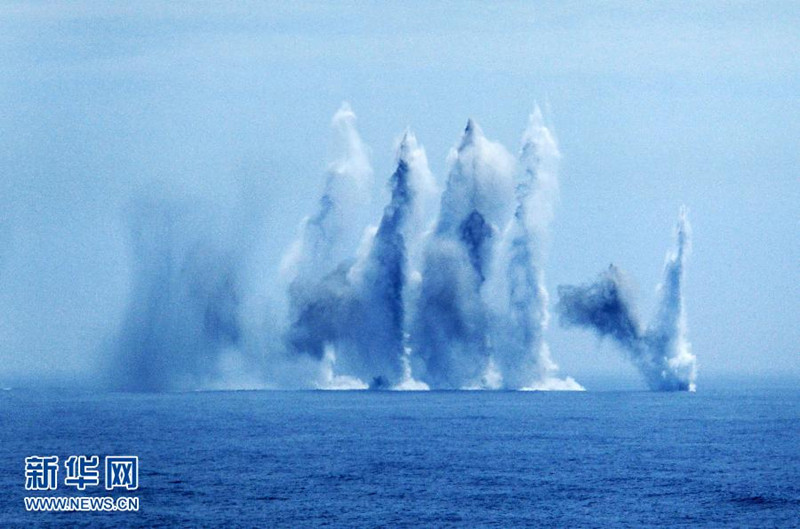 7月10日,在“海上聯(lián)合—2013”中俄海上聯(lián)演中,中國海軍艦艇編隊進入實際使用武器演習海域。當日,參加中俄“海上聯(lián)合—2013”實兵演習任務的艦艇編隊,在俄羅斯彼得大帝灣成功進行了對海、對空和對潛實兵實彈射擊演練。隨后,參加實兵演習任務的戰(zhàn)艦組成單縱隊駛入預定海域,來自中俄雙方的13艘艦艇和3架飛機接受了閱兵艦——俄海軍太平洋艦隊旗艦“瓦良格”號導彈巡洋艦的檢閱,至此,中俄“海上聯(lián)合—2013”演練實兵演習任務正式結束。新華社記者 查春明攝