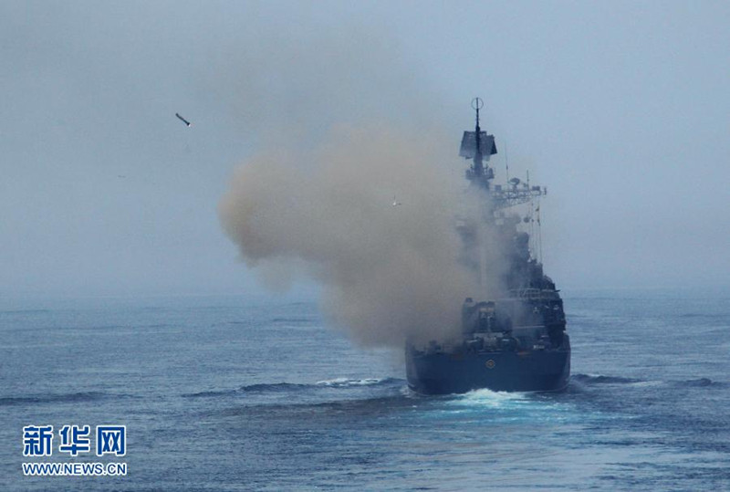 7月10日,在“海上聯(lián)合—2013”中俄海上聯(lián)演中,中國海軍艦艇編隊(duì)進(jìn)入實(shí)際使用武器演習(xí)海域。當(dāng)日,參加中俄“海上聯(lián)合—2013”實(shí)兵演習(xí)任務(wù)的艦艇編隊(duì),在俄羅斯彼得大帝灣成功進(jìn)行了對海、對空和對潛實(shí)兵實(shí)彈射擊演練。隨后,參加實(shí)兵演習(xí)任務(wù)的戰(zhàn)艦組成單縱隊(duì)駛?cè)腩A(yù)定海域,來自中俄雙方的13艘艦艇和3架飛機(jī)接受了閱兵艦——俄海軍太平洋艦隊(duì)旗艦“瓦良格”號(hào)導(dǎo)彈巡洋艦的檢閱,至此,中俄“海上聯(lián)合—2013”演練實(shí)兵演習(xí)任務(wù)正式結(jié)束。新華社記者 查春明攝
