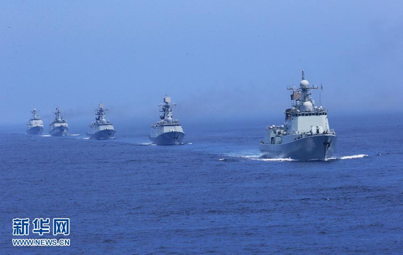 7月10日,在“海上聯(lián)合—2013”中俄海上聯(lián)演中,中國海軍艦艇編隊進入實際使用武器演習(xí)海域。當(dāng)日,參加中俄“海上聯(lián)合—2013”實兵演習(xí)任務(wù)的艦艇編隊,在俄羅斯彼得大帝灣成功進行了對海、對空和對潛實兵實彈射擊演練。隨后,參加實兵演習(xí)任務(wù)的戰(zhàn)艦組成單縱隊駛?cè)腩A(yù)定海域,來自中俄雙方的13艘艦艇和3架飛機接受了閱兵艦——俄海軍太平洋艦隊旗艦“瓦良格”號導(dǎo)彈巡洋艦的檢閱,至此,中俄“海上聯(lián)合—2013”演練實兵演習(xí)任務(wù)正式結(jié)束。新華社記者 查春明攝