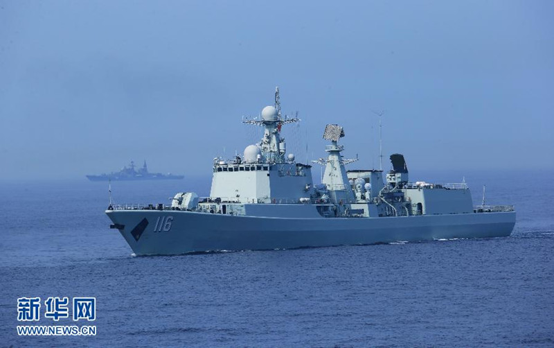 7月10日,在“海上聯(lián)合—2013”中俄海上聯(lián)演中,中國(guó)海軍艦艇編隊(duì)進(jìn)入實(shí)際使用武器演習(xí)海域。當(dāng)日,參加中俄“海上聯(lián)合—2013”實(shí)兵演習(xí)任務(wù)的艦艇編隊(duì),在俄羅斯彼得大帝灣成功進(jìn)行了對(duì)海、對(duì)空和對(duì)潛實(shí)兵實(shí)彈射擊演練。隨后,參加實(shí)兵演習(xí)任務(wù)的戰(zhàn)艦組成單縱隊(duì)駛?cè)腩A(yù)定海域,來(lái)自中俄雙方的13艘艦艇和3架飛機(jī)接受了閱兵艦——俄海軍太平洋艦隊(duì)旗艦“瓦良格”號(hào)導(dǎo)彈巡洋艦的檢閱,至此,中俄“海上聯(lián)合—2013”演練實(shí)兵演習(xí)任務(wù)正式結(jié)束。新華社記者 查春明攝