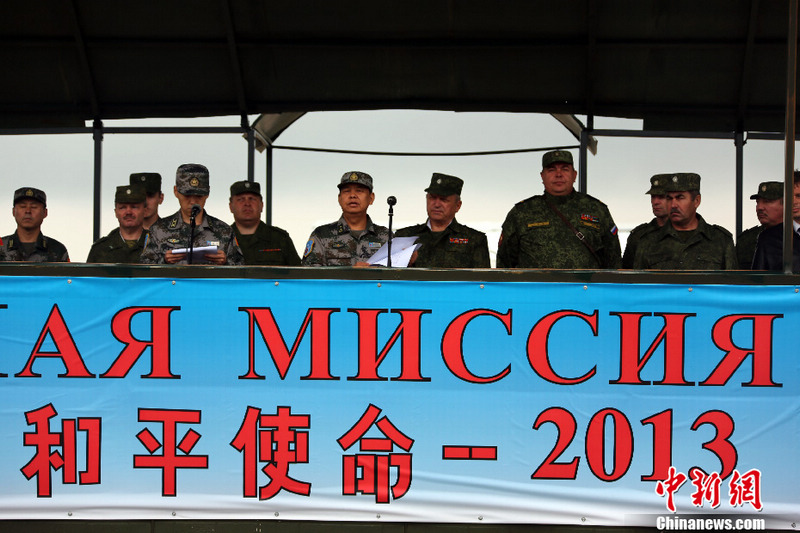 8月3日,“和平使命-2013”中俄聯(lián)合反恐軍事演習聯(lián)合導演部在設(shè)于俄羅斯中部軍區(qū)切巴爾庫爾合同訓練場內(nèi)的野營村舉行開營儀式。俄方總導演、俄羅斯中部軍區(qū)司令伯格諾夫斯基,中方總導演、沈陽軍區(qū)副司令員石香元分別致辭,并接受媒體記者采訪。中新社發(fā) 李祥輝 攝