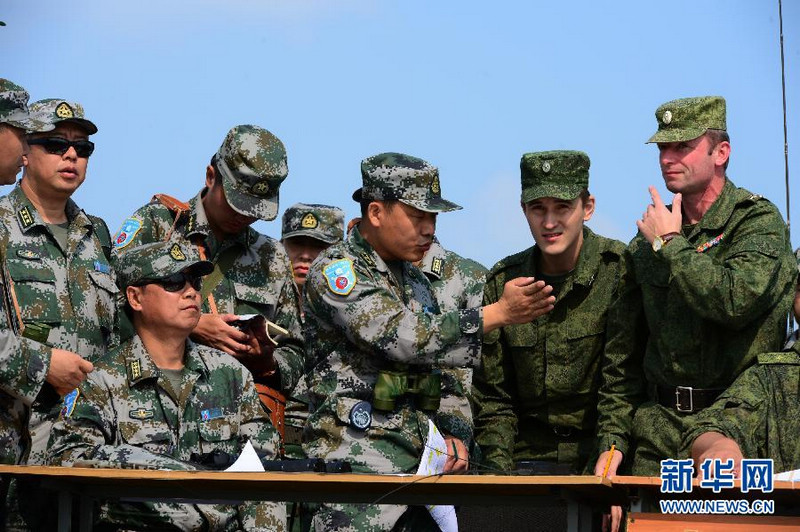 8月6日,在俄羅斯中部軍區(qū)切巴爾庫(kù)爾合同訓(xùn)練場(chǎng),中俄官兵針對(duì)聯(lián)訓(xùn)進(jìn)行研究。 “和平使命—2013”中俄聯(lián)合反恐軍事演習(xí)戰(zhàn)役籌劃開(kāi)始,部隊(duì)訓(xùn)練在切巴爾庫(kù)爾綜合訓(xùn)練場(chǎng)展開(kāi)。8月6日,雙方參演部隊(duì)進(jìn)行了實(shí)兵實(shí)裝針對(duì)性訓(xùn)練。新華社發(fā)(譚長(zhǎng)俊 攝)