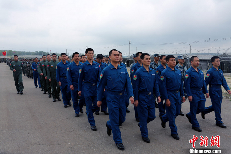 8月3日,“和平使命-2013”中俄聯(lián)合反恐軍事演習(xí)聯(lián)合導(dǎo)演部在設(shè)于俄羅斯中部軍區(qū)切巴爾庫爾合同訓(xùn)練場(chǎng)內(nèi)的野營村舉行開營儀式。圖為航空兵部隊(duì)官兵在開營儀式上。中新社發(fā) 李祥輝 攝