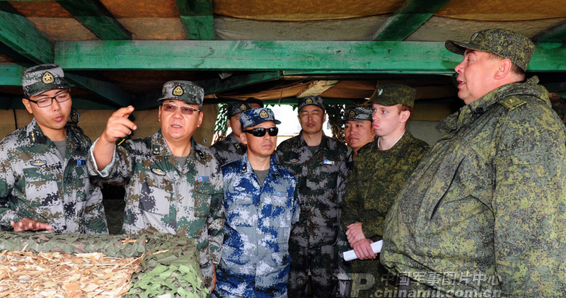 8月4日上午,“和平使命—2013”中俄聯(lián)合反恐軍事演習(xí)進(jìn)行到第九天,在第一階段兵力投送結(jié)束后,今天正式展開(kāi)戰(zhàn)役籌劃和磋商。中俄雙方副總導(dǎo)演在前沿指揮所就戰(zhàn)役籌劃階段事宜進(jìn)行磋商。中國(guó)軍網(wǎng)記者李靖攝