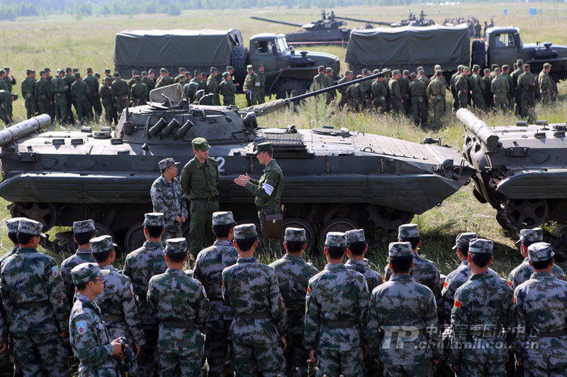 “和平使命—2013”中俄聯(lián)合反恐軍事演習(xí),戰(zhàn)役籌劃開始,部隊(duì)訓(xùn)練在切巴爾庫(kù)爾綜合訓(xùn)練場(chǎng)展開。8月5日,雙方參演部隊(duì)組織了臨戰(zhàn)安全協(xié)同,就實(shí)兵、實(shí)裝、實(shí)彈中傷員救護(hù)、通過(guò)雷區(qū)、單兵防護(hù)、實(shí)彈射擊、裝備搶修、彈種識(shí)別、反恐行動(dòng)、戰(zhàn)術(shù)協(xié)同等10方面的安全要素逐一進(jìn)行協(xié)同,為下一步聯(lián)合反恐打下了良好的基礎(chǔ)。