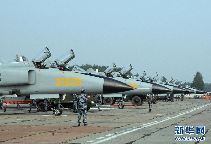 8月6日,在俄羅斯沙戈爾機(jī)場,“殲轟—7A”做起飛前的各項準(zhǔn)備。當(dāng)?shù)貢r間6日10時許(北京時間12時許),參加“和平使命—2013”中俄聯(lián)合反恐軍事演習(xí)的中方空軍戰(zhàn)斗群首次組織靶區(qū)偵察實兵演練,完成到達(dá)演習(xí)地域后的第一個飛行任務(wù)。新華社記者王玉山攝