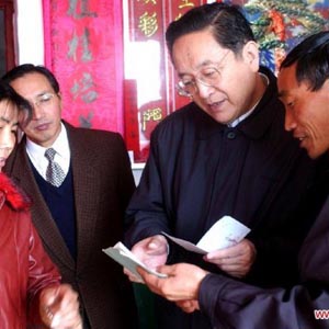 俞正聲同志照片集            2002年1月11日，湖北省委書記俞正聲在考察湖北嘉魚(yú)縣時(shí)，與當(dāng)?shù)剞r(nóng)民交流。
