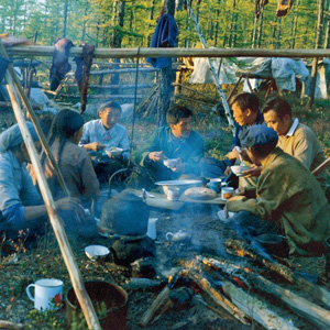 劉雲(yún)山同志照片集            1981年秋，劉雲(yún)山（中）作為新華社記者在內(nèi)蒙古敖魯古雅採訪時與鄂溫克獵民促膝交談。