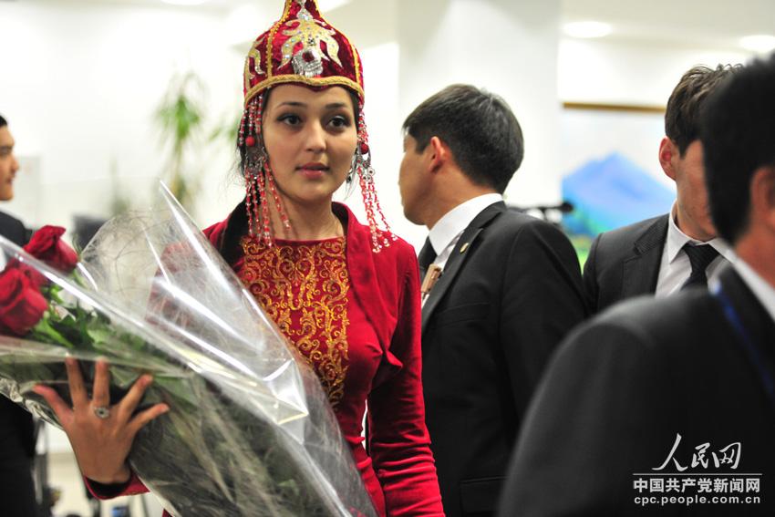 圖為向習(xí)近平主席獻(xiàn)花的哈薩克斯坦女孩。
