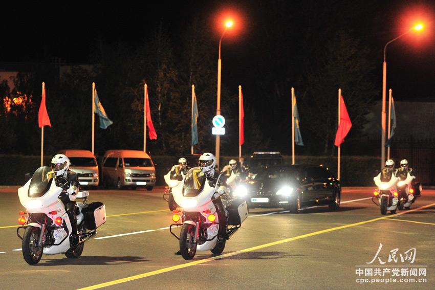 習(xí)近平主席一行乘車前往住地。