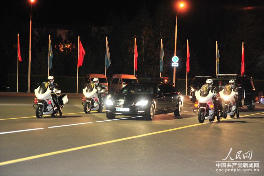 習(xí)近平主席車隊(duì)離開阿斯塔納機(jī)場