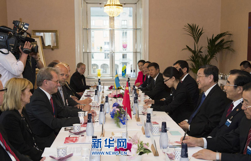 應(yīng)瑞典議會(huì)邀請(qǐng)，全國(guó)政協(xié)主席俞正聲6月1日至4日對(duì)瑞典進(jìn)行正式友好訪問(wèn)。這是6月3日，俞正聲在斯德哥爾摩與瑞典議長(zhǎng)韋斯特貝裡舉行會(huì)談。新華社記者 李學(xué)仁 攝