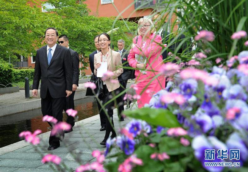 6月4日，全國政協(xié)主席俞正聲在瑞典斯德哥爾摩參觀哈馬碧生態(tài)城。 新華社記者 李學(xué)仁 攝