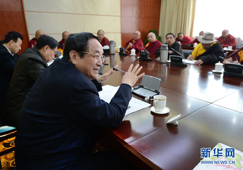 中共中央政治局常委俞正聲近日赴四川省甘孜藏族自治州調研，看望慰問各族干部群眾，就新形勢下進一步做好民族地區(qū)工作廣泛聽取意見和建議。這是1月8日，俞正聲與四川省藏傳佛教代表人士座談。新華社記者 馬佔成 攝 