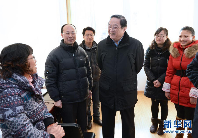 中共中央政治局常委俞正聲近日赴四川省甘孜藏族自治州調研，看望慰問各族干部群眾，就新形勢下進一步做好民族地區(qū)工作廣泛聽取意見和建議。這是1月7日，俞正聲來到康定中學看望師生員工，勉勵大家扎根高原，為不斷提高教學質量、推動當地經濟社會發(fā)展做貢獻。新華社記者 馬佔成 攝