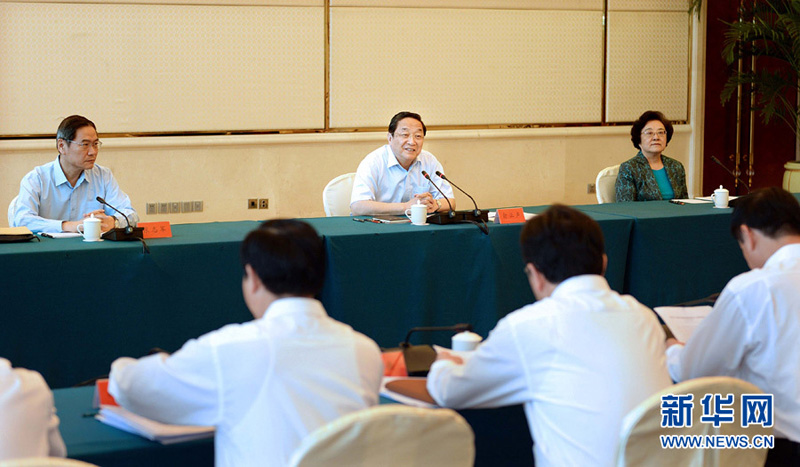 6月14日至16日，中共中央政治局常委、全國(guó)政協(xié)主席俞正聲在福建調(diào)研。這是6月15日，俞正聲主持召開(kāi)深化對(duì)臺(tái)經(jīng)貿(mào)交流與合作座談會(huì)並講話。 新華社記者李濤攝 