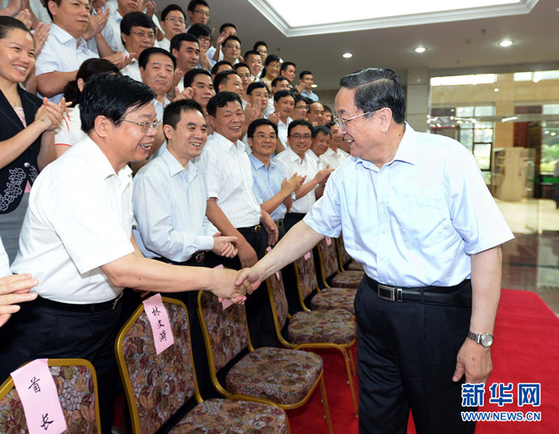 6月14日至16日，中共中央政治局常委、全國(guó)政協(xié)主席俞正聲在福建調(diào)研。這是6月14日，俞正聲在福建省政協(xié)機(jī)關(guān)看望干部職工。 新華社記者李濤攝
