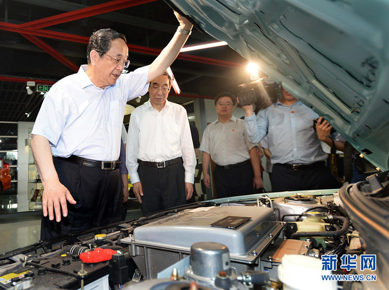 6月14日至16日，中共中央政治局常委、全國政協(xié)主席俞正聲在福建調研。這是6月14日，俞正聲在東南（福建）汽車工業(yè)有限公司觀看新型轎車展示，了解企業(yè)技術創(chuàng)新和市場開拓情況。 新華社記者李濤攝