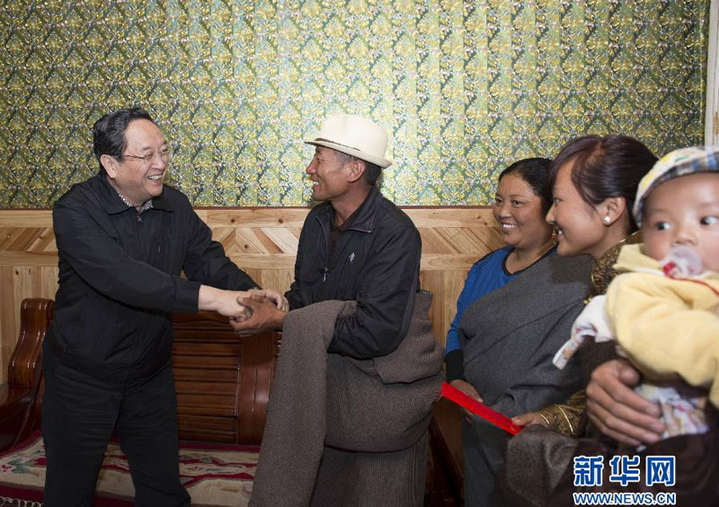  近日，中共中央政治局常委、全國(guó)政協(xié)主席俞正聲在甘肅甘南藏族自治州調(diào)研。這是7月8日，俞正聲在桑科草原游牧民定居點(diǎn)的牧民家中與牧民手拉著手嘮家常。新華社記者李學(xué)仁攝 