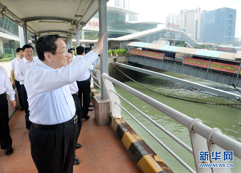 6月14日至16日，中共中央政治局常委、全國政協(xié)主席俞正聲在福建調(diào)研。這是6月16日，俞正聲在廈門國際郵輪中心暨廈金客運(yùn)碼頭向客輪上的乘客揮手問好。 新華社記者李濤攝