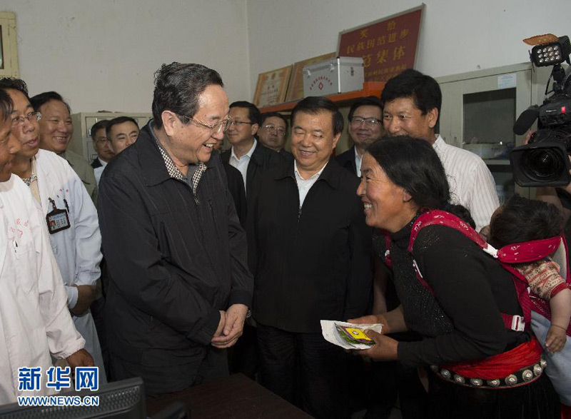  近日，中共中央政治局常委、全國政協(xié)主席俞正聲在甘肅甘南藏族自治州調(diào)研。這是7月7日，俞正聲在王格爾塘鎮(zhèn)衛(wèi)生院與藏族群眾親切交談。新華社記者李學(xué)仁攝 