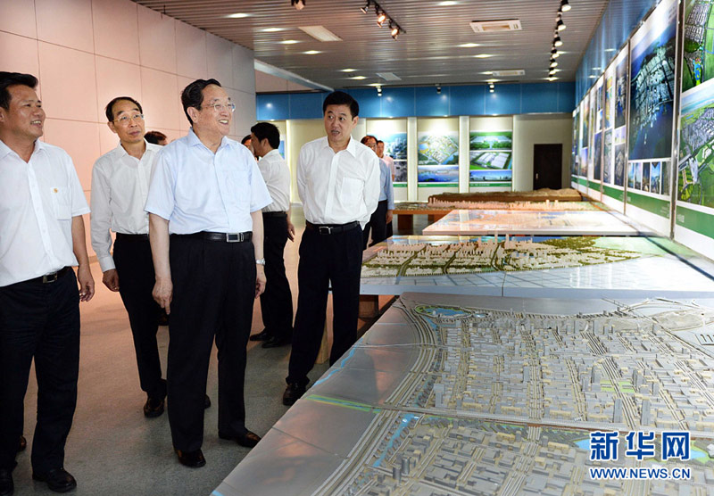  6月14日至16日，中共中央政治局常委、全國政協(xié)主席俞正聲在福建調(diào)研。這是6月14日，俞正聲在平潭綜合實(shí)驗(yàn)區(qū)規(guī)劃館了解實(shí)驗(yàn)區(qū)建設(shè)總體規(guī)劃。 新華社記者李濤攝 