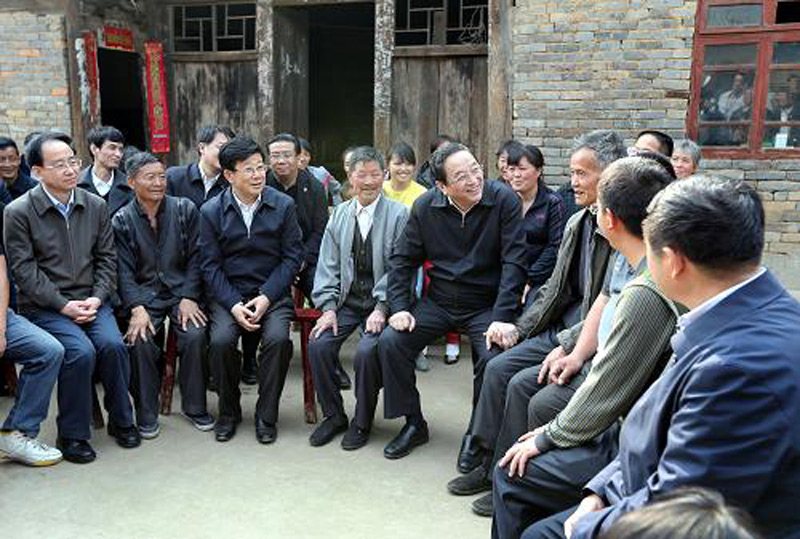  這是3月25日，俞正聲在大方縣響水鄉(xiāng)以拉村與群眾圍坐一起拉家常、話發(fā)展。新華社記者 姚大偉 攝
