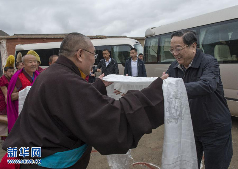近日，中共中央政治局常委、全國(guó)政協(xié)主席俞正聲在甘肅甘南藏族自治州調(diào)研。這是7月8日，俞正聲來(lái)到拉卜楞寺看望宗教界人士。新華社記者李學(xué)仁攝