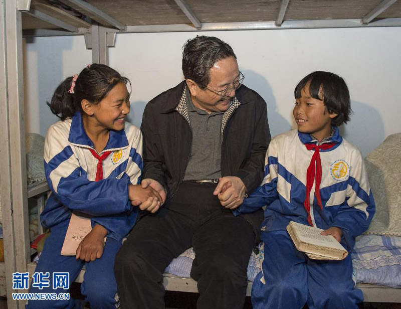 近日，中共中央政治局常委、全國政協(xié)主席俞正聲在甘肅甘南藏族自治州調(diào)研。這是7月7日，俞正聲在王格爾塘鎮(zhèn)中心小學(xué)看望住校學(xué)生，了解他們的學(xué)習(xí)情況。新華社記者李學(xué)仁攝