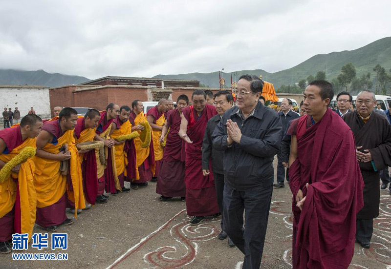 近日，中共中央政治局常委、全國政協(xié)主席俞正聲在甘肅甘南藏族自治州調(diào)研。這是7月8日，俞正聲來到拉卜楞寺看望宗教界人士。新華社記者李學(xué)仁攝