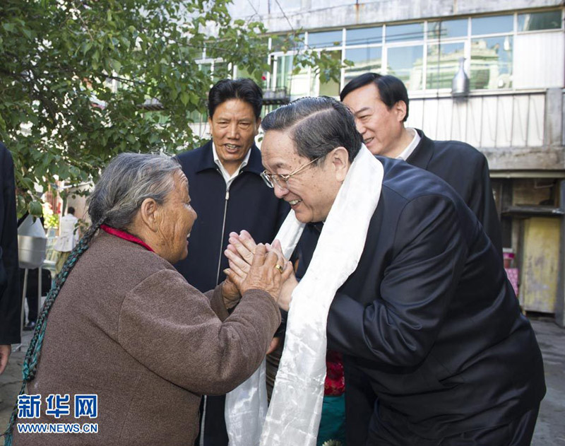 8月1日至6日，中共中央政治局常委、全國政協(xié)主席俞正聲在西藏調(diào)研。這是8月3日，俞正聲在拉薩魯固社區(qū)問候一名藏族老阿媽。 新華社記者王曄攝 