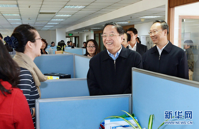 4月3日，中共中央政治局常委、全國(guó)政協(xié)主席俞正聲在人民政協(xié)報(bào)社調(diào)研。這是俞正聲在觀看人民政協(xié)網(wǎng)網(wǎng)頁(yè)演示。 新華社記者李濤攝