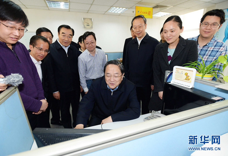 4月3日，中共中央政治局常委、全國政協(xié)主席俞正聲在人民政協(xié)報(bào)社調(diào)研。這是俞正聲在報(bào)社採編平臺看望編輯記者，並與他們親切交談。新華社記者李濤攝