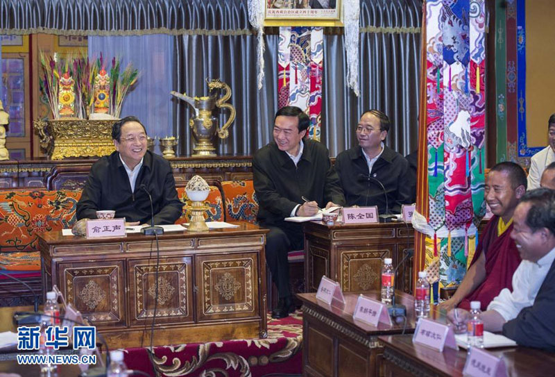 8月1日至6日，中共中央政治局常委、全國政協(xié)主席俞正聲在西藏調(diào)研。這是8月3日，俞正聲在大昭寺與駐寺干部和僧人代表座談。 新華社記者王曄攝