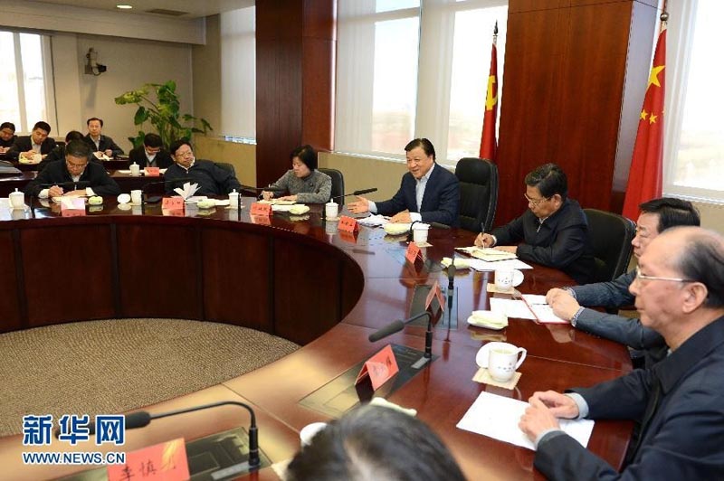 12月30日，中共中央政治局常委、中央書記處書記劉雲(yún)山在北京主持召開(kāi)調(diào)研座談會(huì)，就如何開(kāi)展好黨的群眾路線教育實(shí)踐活動(dòng)聽(tīng)取黨員干部和專家學(xué)者的意見(jiàn)。新華社記者 馬佔(zhàn)成 攝 