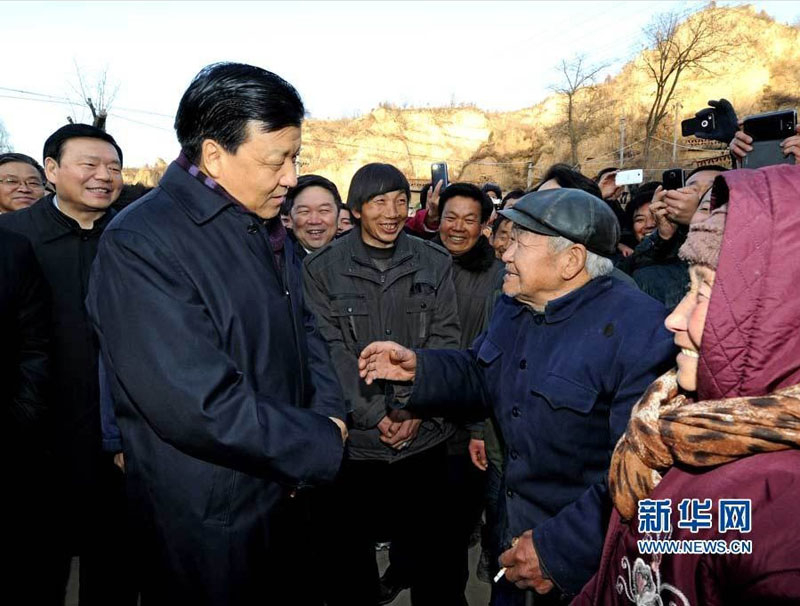1月11日至14日，中共中央政治局常委、中央書記處書記劉雲(yún)山在陝西延安、榆林兩地就貫徹落實(shí)黨的十八大精神、開展群眾路線教育實(shí)踐活動進(jìn)行調(diào)研。這是1月11日，劉雲(yún)山在延川縣禹居鎮(zhèn)農(nóng)村調(diào)研時與群眾親切交談。 新華社記者饒愛民攝