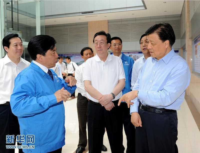 5月17日至20日，中共中央政治局常委、中央書記處書記劉雲(yún)山在河南安陽、信陽等地調(diào)研。這是5月19日，劉雲(yún)山在河南羚銳制藥公司調(diào)研企業(yè)黨建工作。 新華社記者饒愛民攝